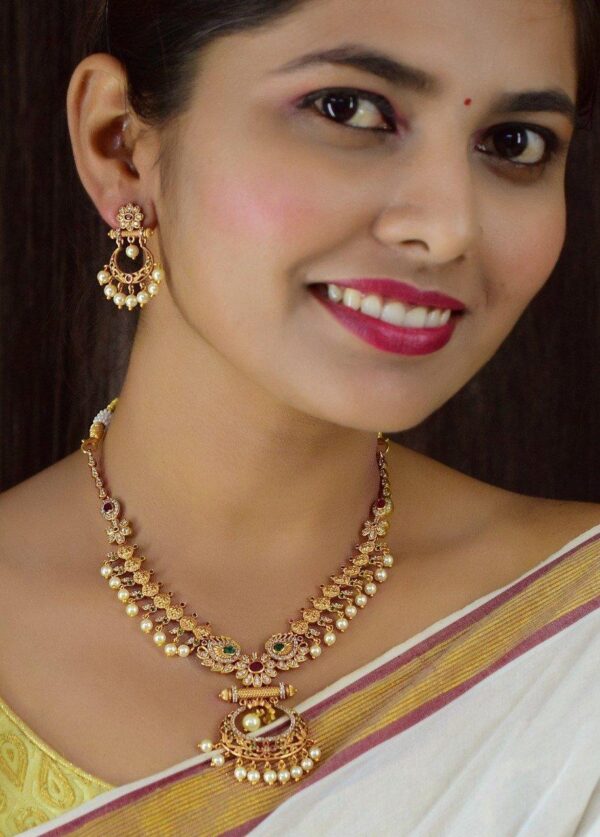 Contemporay chandbali short necklace set
